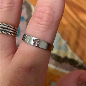 Cross cutout ring